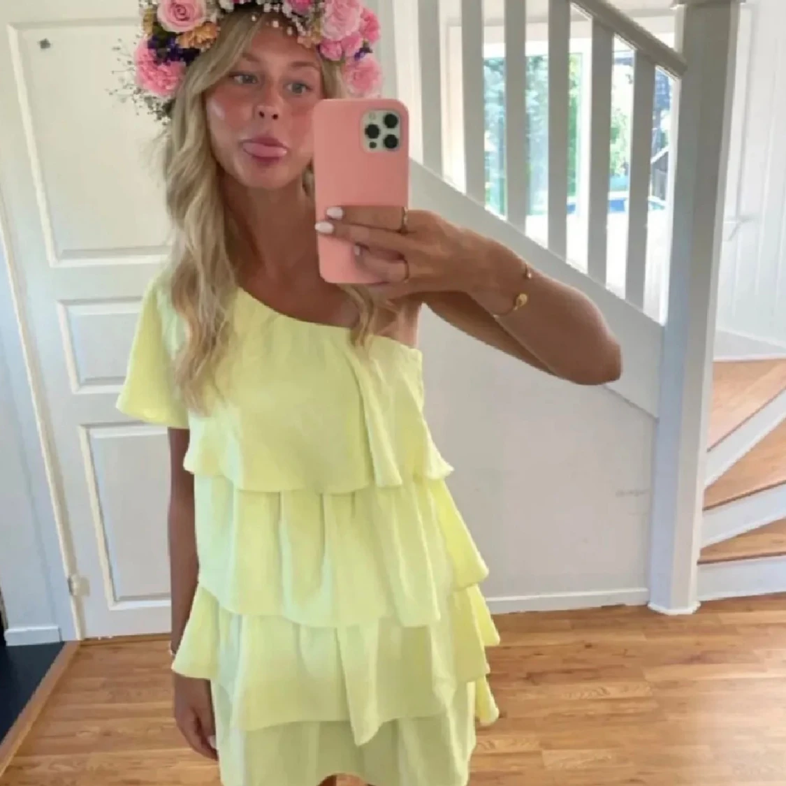 Gul omlottklänning med volanger - 3
