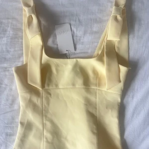 Ljusgul topp från Zara - Säljer en superfin topp från Zara som är helt oanvänd med lappen kvar😇
