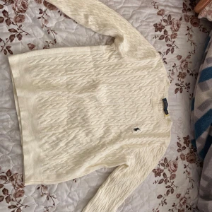 Vit polo tröja - Syrrans tröja. Hon gilla inte den och vi rensar garderoben så ingen mening att ha kvar den. Pris kan diskuteras vid snabb affär