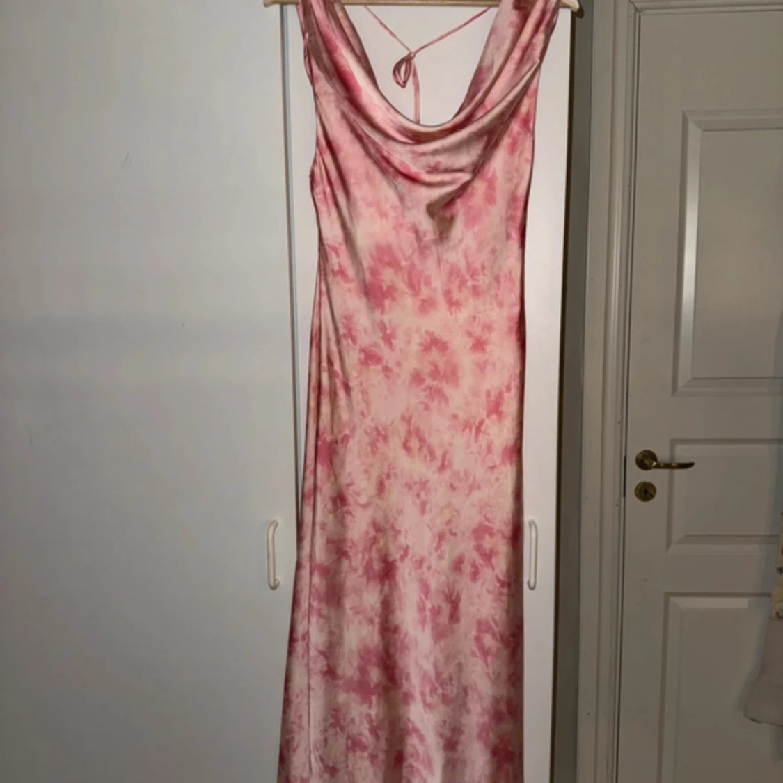 Rosa och vit långklänning i satin - 1