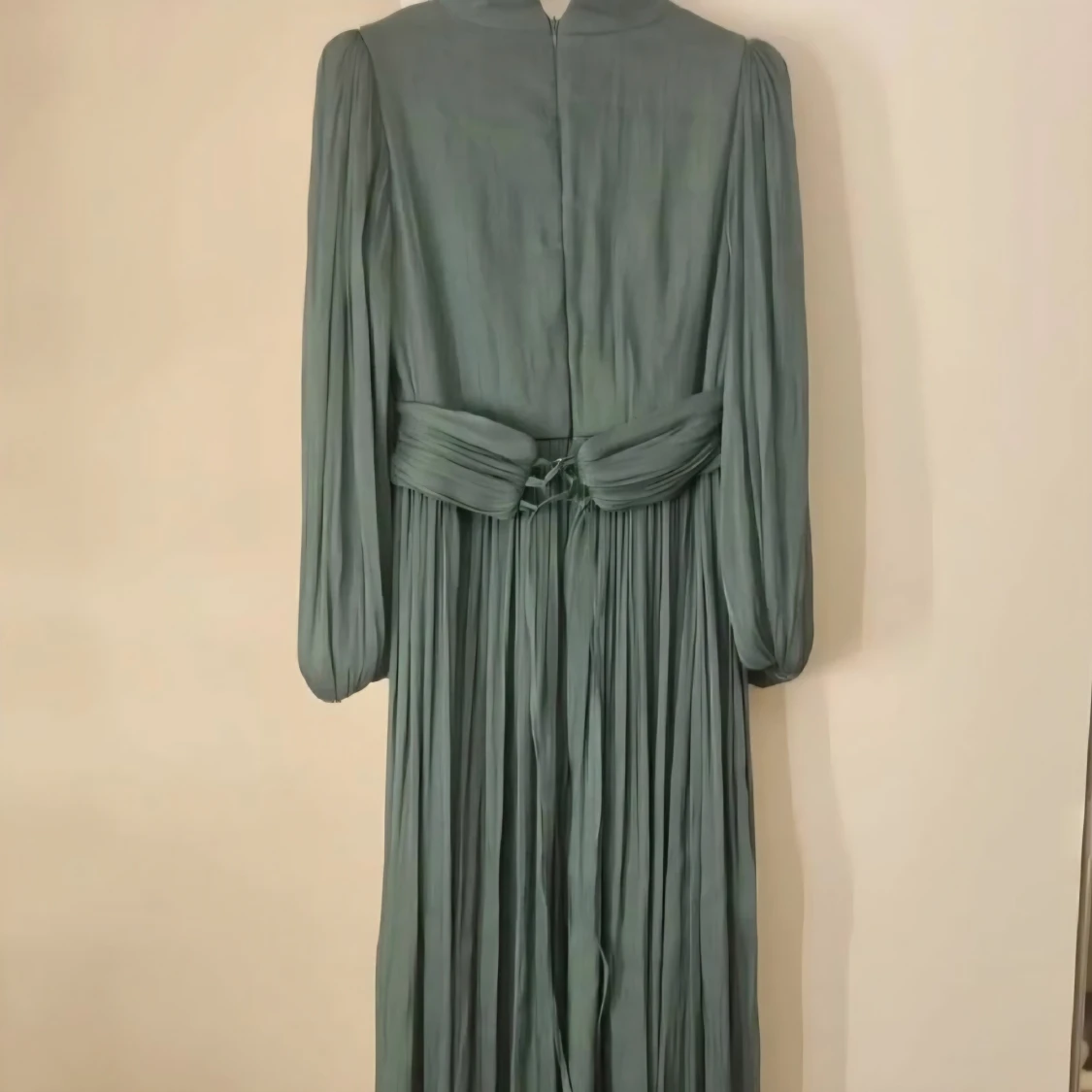 Lång grön plisserad klänning med markerad midja - 2