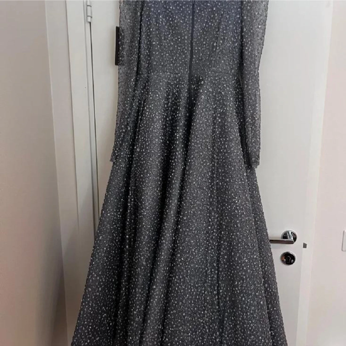 Glittrig långärmad silverklänning - 2