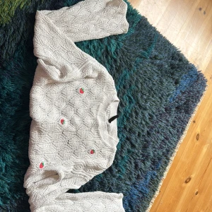 Super söt cardigan 😻 - Super fin jordgubbe tröja. Långa armar och sen lite kort till magen 