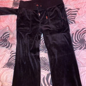 Svarta velourbyxor Juicy Couture XS - Svarta mjukisbyxor från Juicy Couture i velour med bred resårmidja och snörning. Har bara använt dem typ 2-5 ggr 