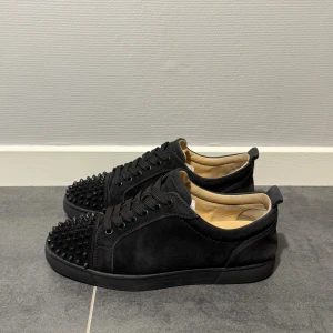 Christian Louboutin - Christian Louboutins i size 40,5 passar 41,5, skick 8/10 alla nitar på plats, endast skor medföljer vid köp, vid funderingar hör av er.