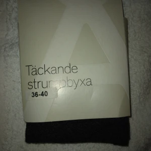 HELT NYA OANVÄNDA mörkgrå täckande strumpbyxor 36-40, Åhléns  - Helt nya oanvända mörkgrå täckande strumpbyxor i storlek 36-40 (Skulle dock säga passar någon med XS-S), från Åhléns. De är helt enfärgade och har en mjuk, stretchig känsla som gör dem bekväma att bära. Perfekta för att komplettera din outfit med en stilren look. Felfria.