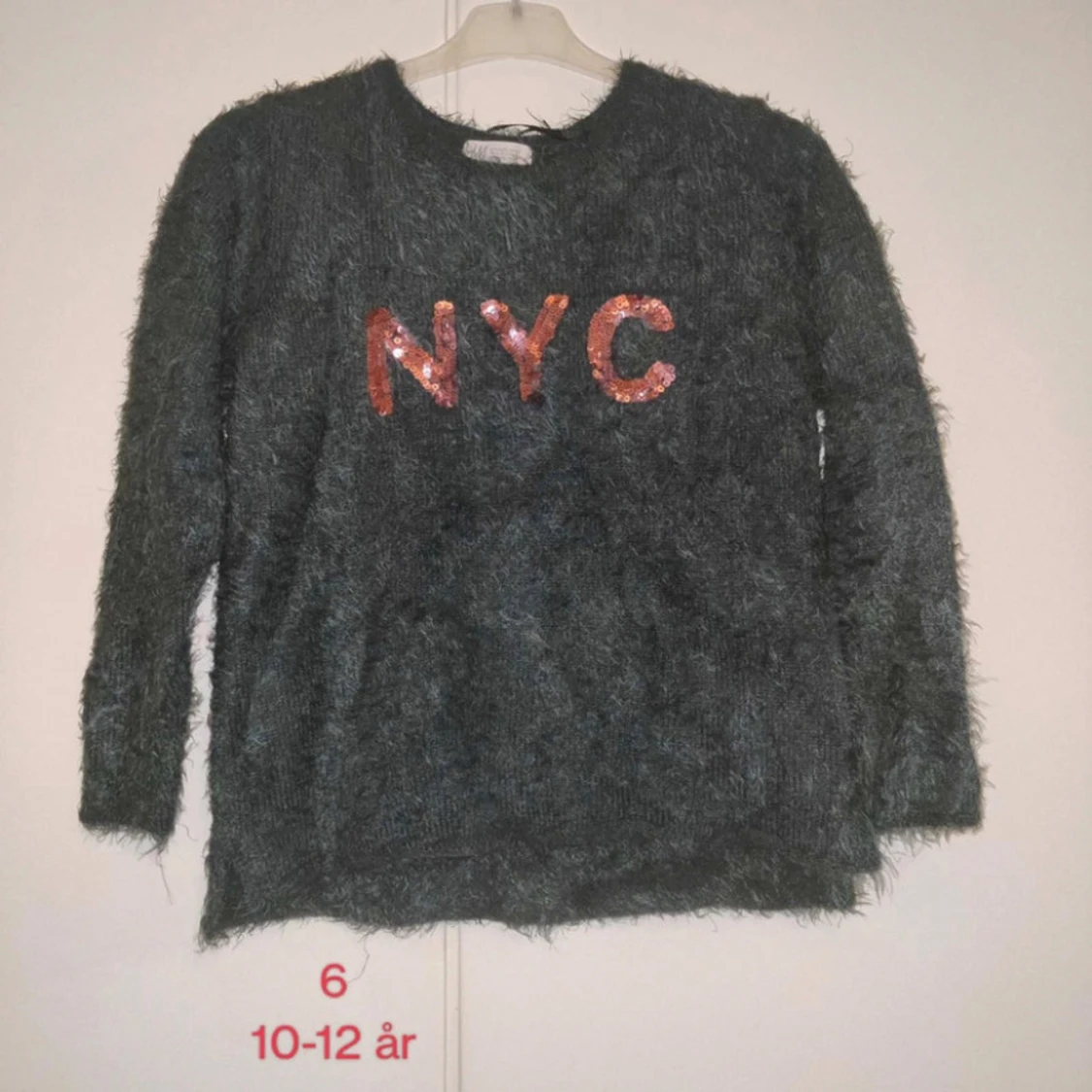 Grön fluffig tröja med rosa paljetter