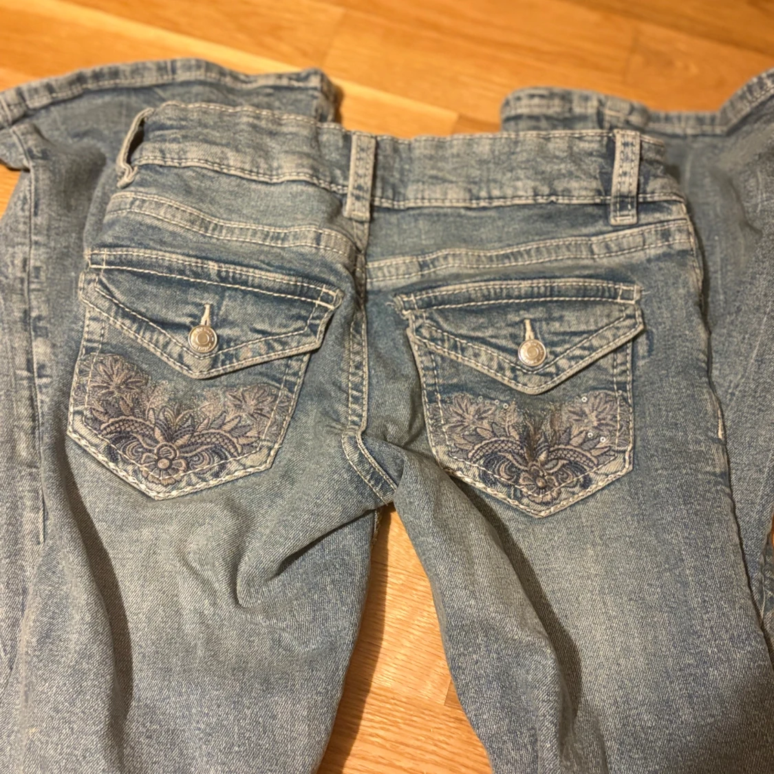 Bootcut ljusblå jeans med broderad ficka - 1
