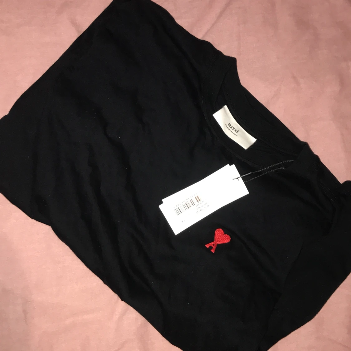 Svart t-shirt från Ami med rött hjärta