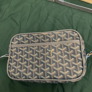 Blå axelremsväska  - Riktigt fin och elegant väska i nyskick till salu priset går såklart att diskutera det är inget fel med den och den är i 10/10 kvalité 