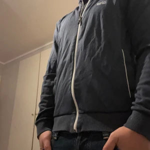 Hugo boss dress  - Säljer denna Hugo boss dressen tröjan i s byxorna i l men sitter som small