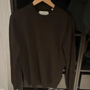 Kachmir tröja - En stilren svart tröja från These Glory Days i mjuk merinoull. Klassisk rund halsringning och långa ärmar, perfekt för lager på lager. Enkel och clean design som funkar till allt. Skandinavisk känsla och riktigt skön passform. Passar mig som är 175 väger 58kg!