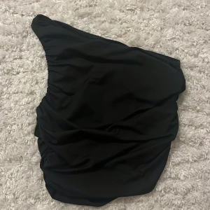 One shoulder topp - Topp med en axel och ”rynkligt” detalj på sidorna, S/M sitter som S