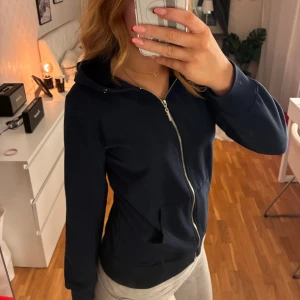 Mörkblå zip hoodie - Säljer en mörkblå zip hoodie från Spanien