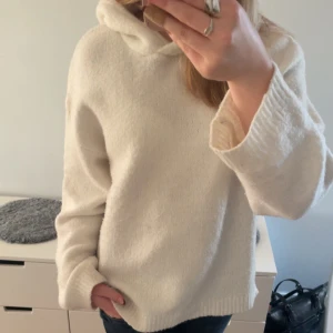 Vit stickad hoodie med huva - Mysig vit stickad hoodie med stor huva och långa ärmar från Bik bok. Tröjan är lite oversized och har ribbade muddar vid ärmslut och nederkant. (Priset går att diskutera)