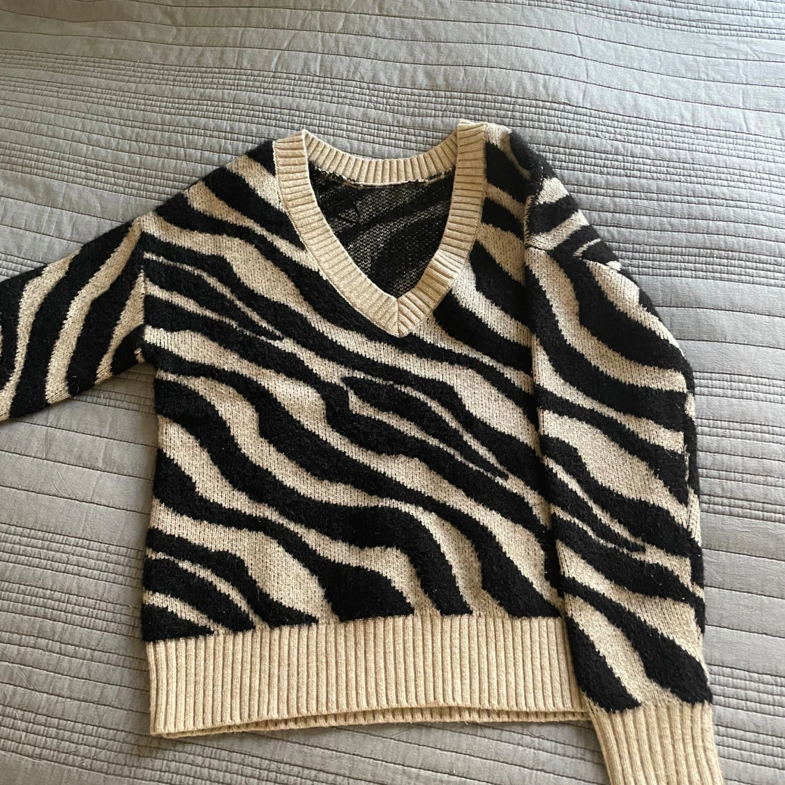 Beige och svart zebramönstrad stickad tröja - 1