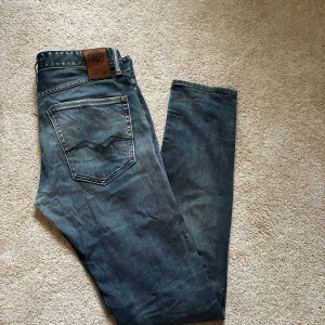 Replay jeans  - Ett par riktigt feta och unika replay jeans! Skick 9/10 Slim fit Storlek 31/34 Modellen är 184cm och väger 70kg. Skriv vid minsta fundering mvh Lysekilsgarderoben! 