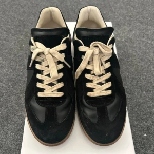 Maison Margiela  - Säljer ett par as feta Maison Margielas Cats! De är väl omhändertagna och har endast några få slitnangar men inget som syns! Hör av er vid frågor och funderingar!