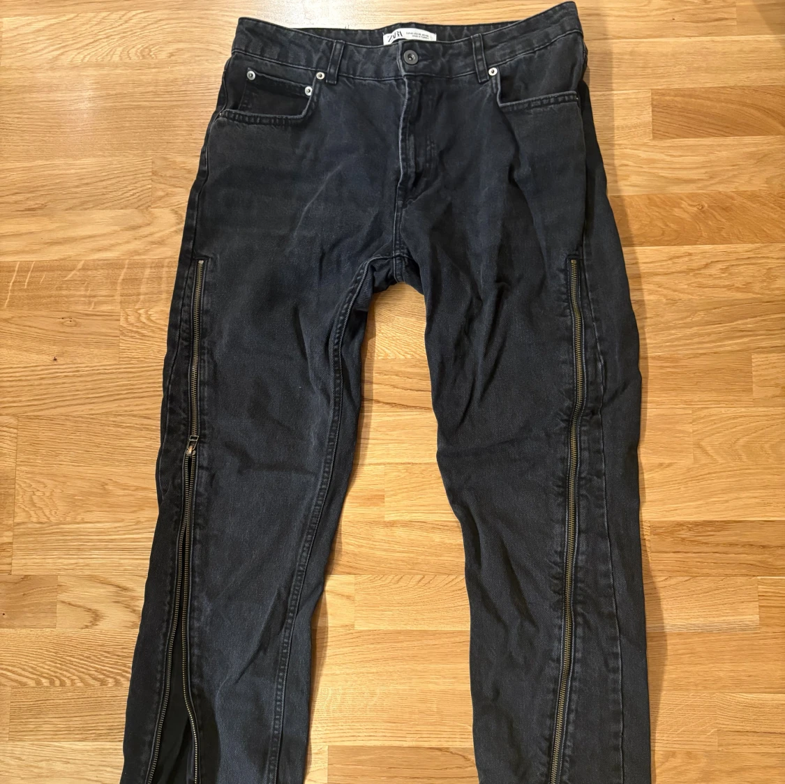 Svarta jeans med dragkedjor från ZARA