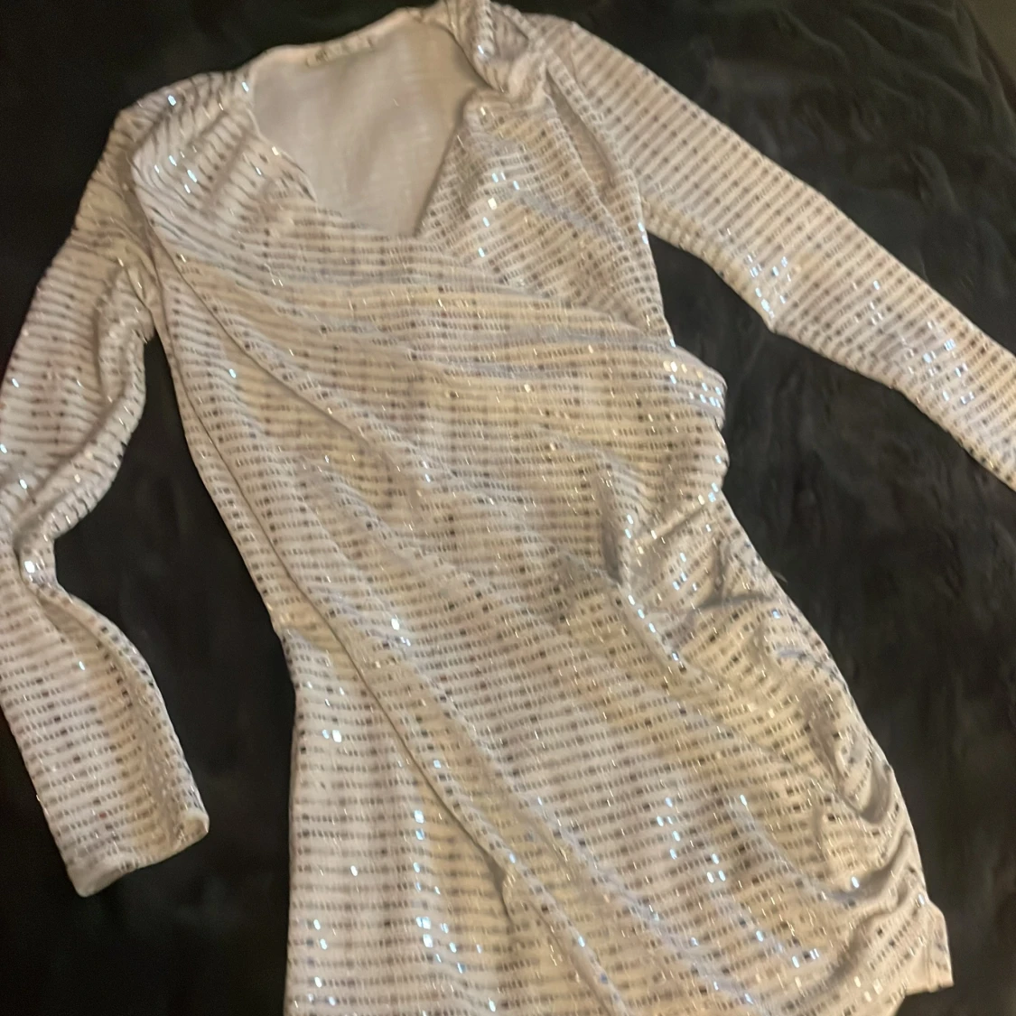 Glittrig vit kortklänning från NLY One