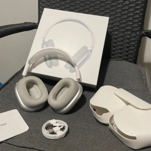 AirPods Max - Snygga Apple AirPods Max i silver med originalförpackning, laddkabel och skyddsfodral. Hörlurarna är i mycket gott skick, inga synliga repor eller slitage. Perfekt ljudkvalitet och aktiv brusreducering för en premium musikupplevelse.