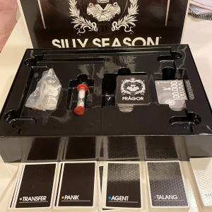 Silly Season brädspel - Silly Season är ett brädspel där du blir manager för en fotbollsklubb. Värva spelare, hantera transfers, svara på frågor om fotbollsvärlden. Perfekt för dig som älskar sport, tävling och vill utmana dina vänner i fotbollskunskap genom att kombinera kunskap om fotboll med strategiska beslut.  