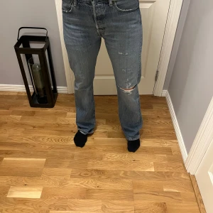 Levis 501 - Hej. Säljer ett par Levis 501or som inte används längre. Storleken  är 32W 34L. Vid frågor är det bara och fråga, går gärna ner i pris vid snabb affär
