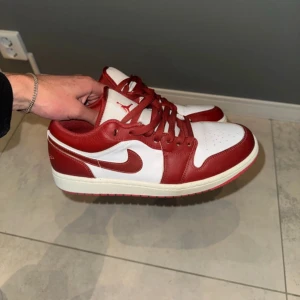 Nike Air Jordan 1 low röd/vit - Använda max 3 gånger