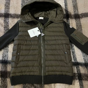 Moncler Tricot Cardigan  - Säljer en mörkgrön Moncler Tricot Cardigan i nyskick, storlek XL men passar för M-L (passar perfekt på mig som oftast bär M) vid frågor om passform eller mått är det bara att höra av dig! Originallapparna och äkthetstriangel medföljer vid köp, priset kan diskuteras inom bundleköp eller snabbaffär Mvh✅