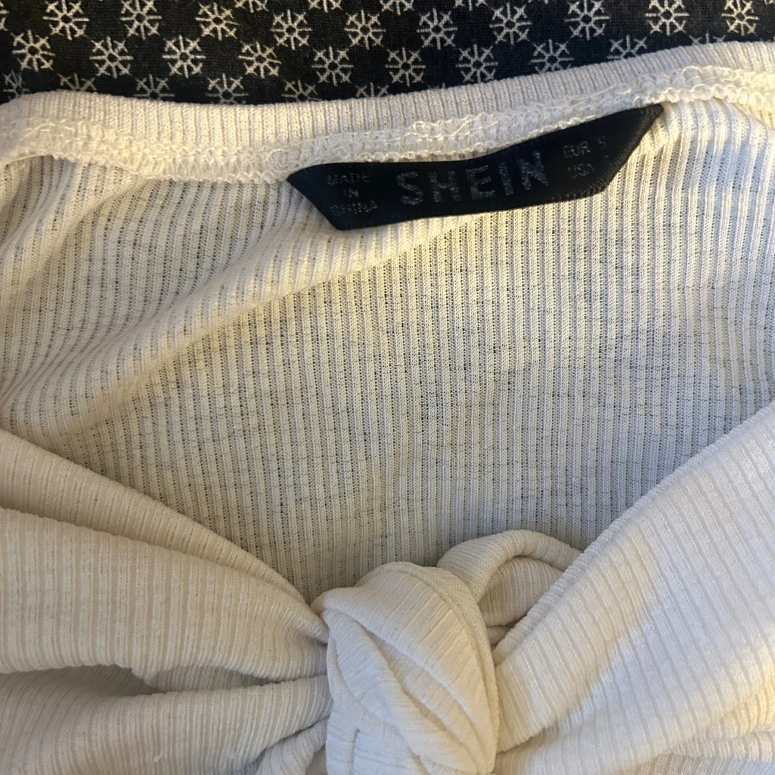 Vit croppad topp med knyt från SHEIN - 3