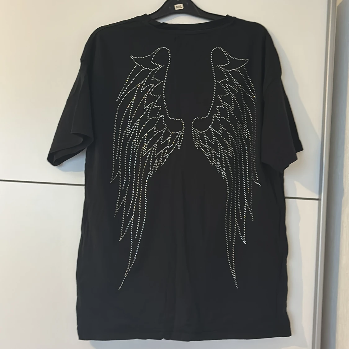 Svart t-shirt med strass och vingar Cropp - 2