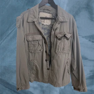 Grön overshirt från Abercrombie & Fitch - Asfet höst/vår jacka från Abercrombie. Väldigt limiterad jacka så det är först i kvarn. Pris kan diskuteras vid snabb affär! Ha de gött :)