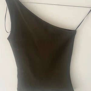 one shoulder top - Mörkgrön superfin topp från zara i storlek Xs🥰