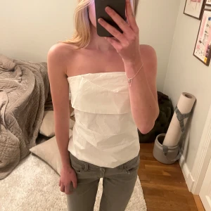 Vit topp  - Söt topp. Älskar denna men tyvärr lite stor på mig nu 
