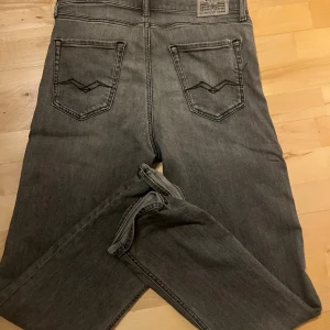 Replay grå jeans straight fit - Snygga grå jeans från replay strl 32/32. Dom e ganska nya haft dom några veckor nypris ca 1700kr