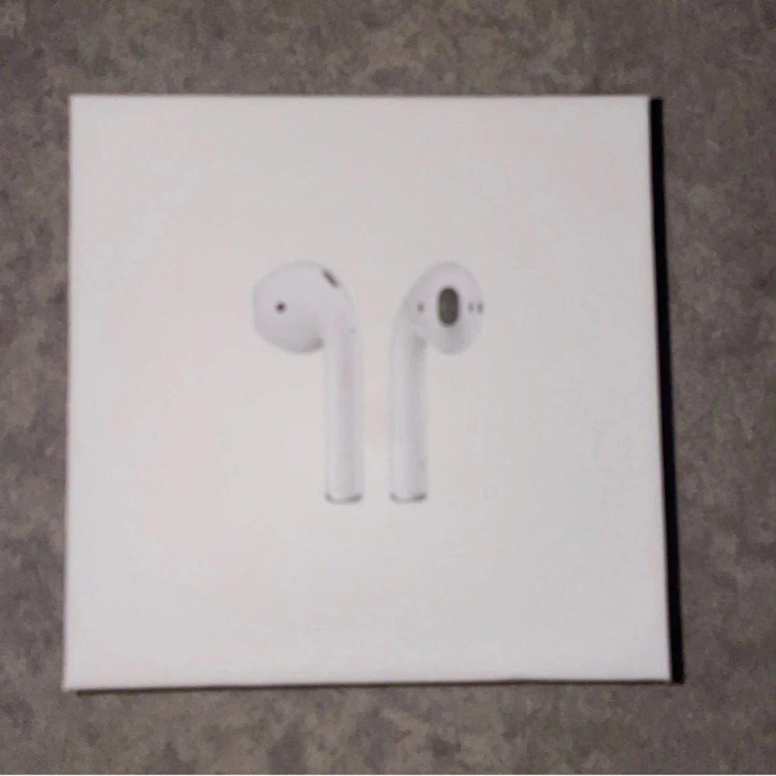 Apple AirPods med trådlöst laddningsetui