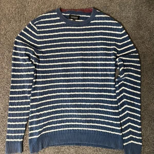 Stickad Randig Tröja  - Tja säljer nu en stickad randig tröja i storlek M för endast 359kr! Pris är ej hugget i sten, hör av er i dm vid funderingar 🙌 