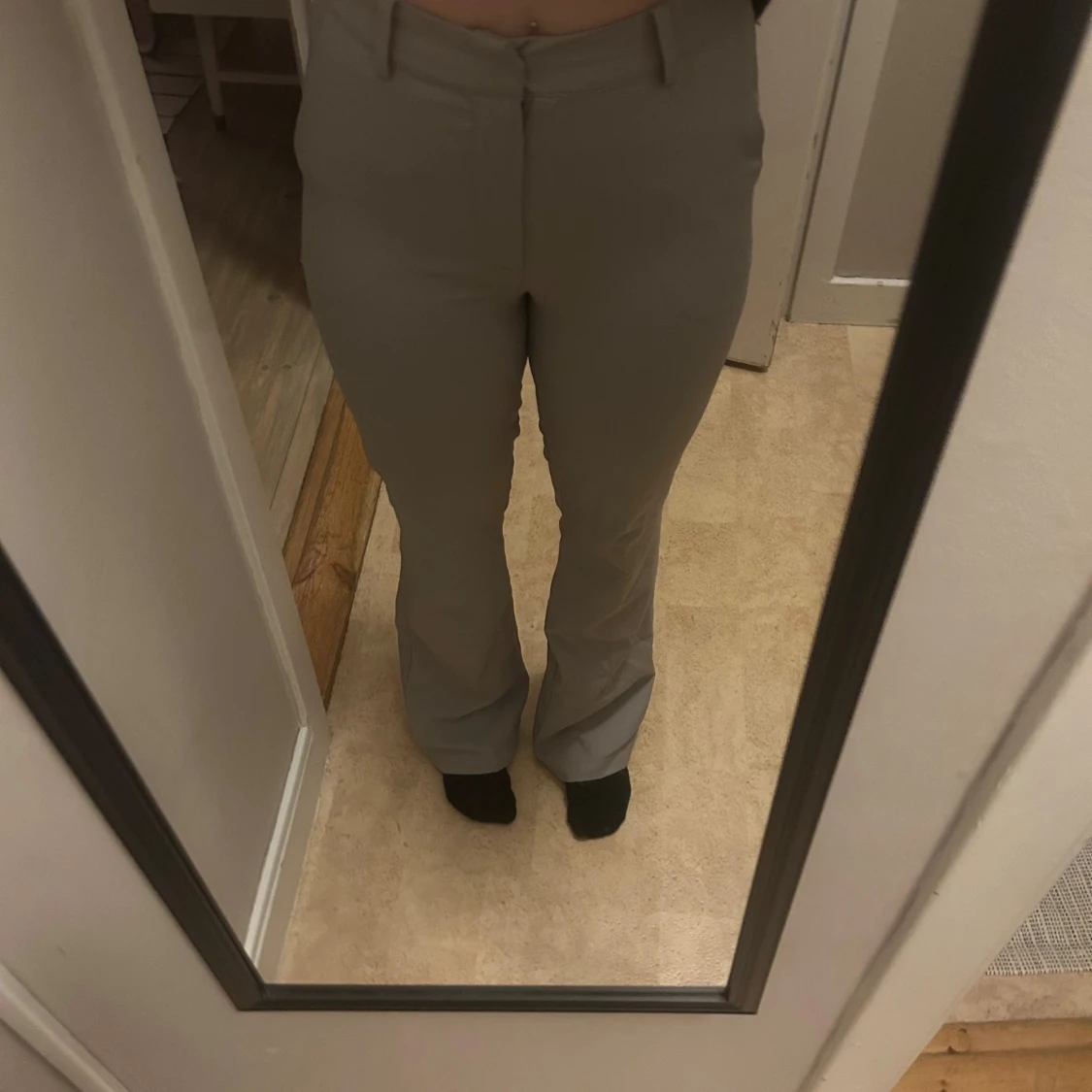 Gråa bootcut kostymbyxor