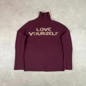 Vinröd polotröja från Zadig  - Mysig vinröd polotröja med texten 'LOVE YOURSELF' från Zadig & Voltaire med tumhål i ärmen. Kan posta den 20de november❤️🥰