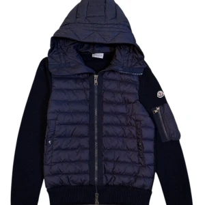 Moncler  - Moncler Cardigan tricot. Storlek S. Skick 9/10 som ny. Pris 4890! Finns att köpa på våran hemsida, Fashionels.com