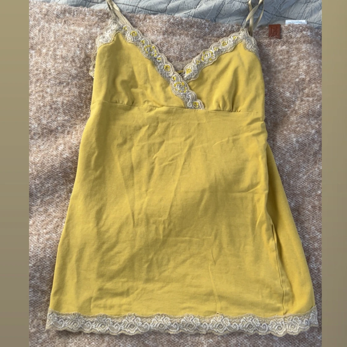 Gul spetsklänning från Vero Moda