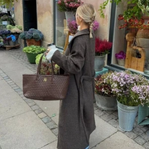 High collar belted wool coat | Nelly | storlek M - Helt ny med prislapp!  Nypris 999kr !   Färg: Brun  Storlek:M (normal i storlek) Längd:126 cm Man kan använda den höga kragen men även utan också.  Material: 88% återvunnen polyester, 12% ull. Foder polyester 