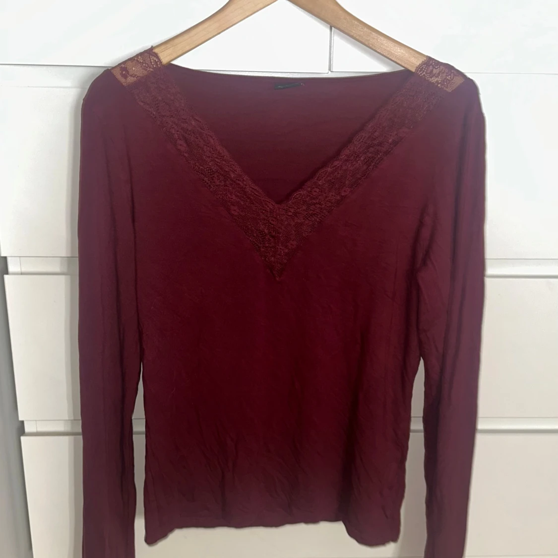 Vinröd långärmad topp med spets - 2
