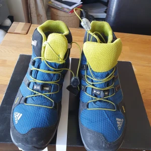 Adidas Gore tex - Ett par Gore tex skor, knappt använda pga snabba storlek förändringen från när skorna köptes. Bra skor för regniga höst och även kallare vinter. Fötterna var alltid torra och varma efter användning. Nypris 999:-
