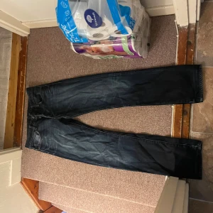 G star jeans - Slim/straight g star jeans med fet tvätt, storlek 31 x 36 men sitter som 31 x 32( uppsydda) Pris kan diskuteras vid snabb affär/ köp av flera varor