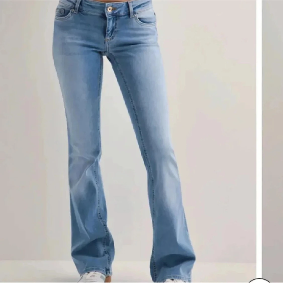 Bootcut ljusblå jeans med låg midja - 91