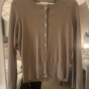 Beige kofta med silverknappar - Snygg beige kofta från Marc O'Polo den är i nytt skick kom för fler frågor 