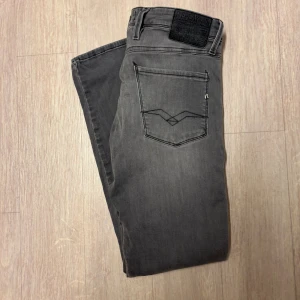 Replay jeans  - modell| ambass| skick 9,5/10| inga defekter| storlek 30-32| pm för mer info!