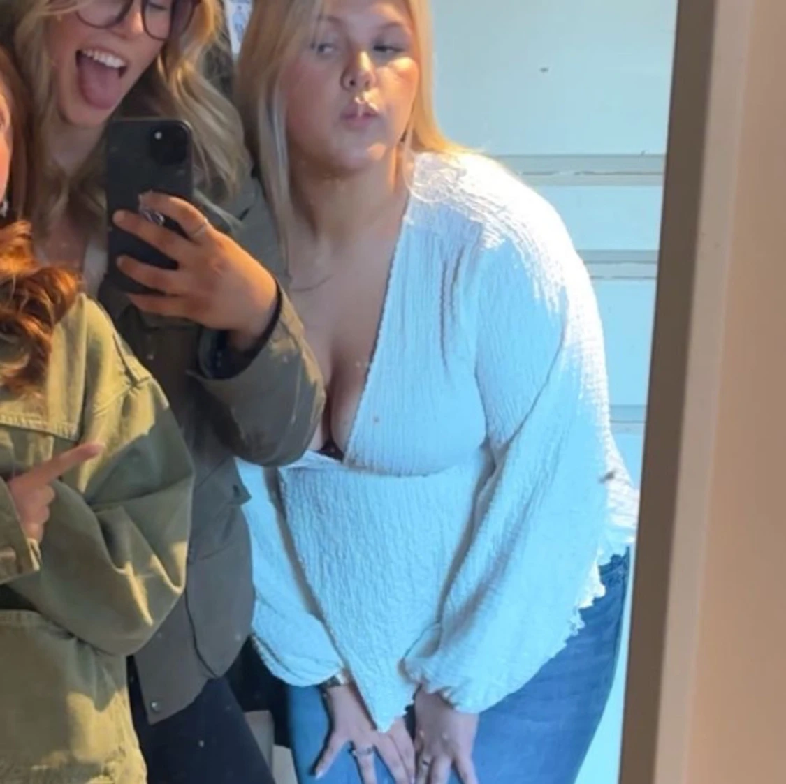 Vit omlottopp med knyt och v-ringning