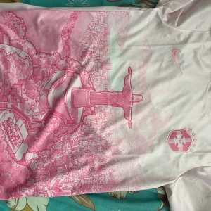 Vit och rosa Neymar CBF fotbollströja - Säljer en unik vit och rosa Brasilien CBF fotbollströja från Nike med Neymar och nummer 10 på ryggen. Framsidan har ett detaljerat rosa motiv av Kristusstatyn och Rio de Janeiro. Tröjan är kortärmad och tillverkad i lätt Dri-Fit material som andas.